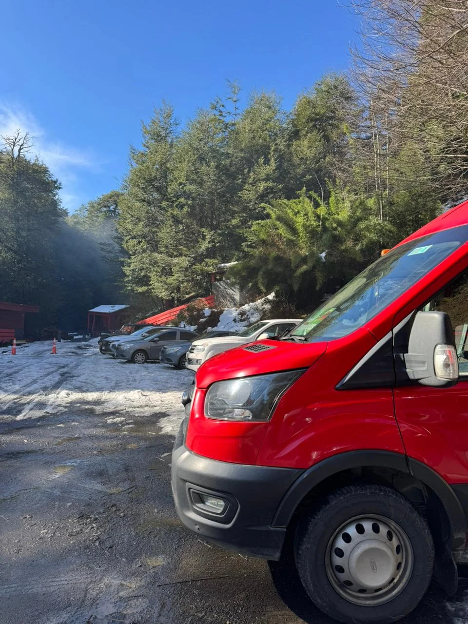 Vehículo rojo utilizado por TuDestinoSur en una salida hacia Termas Martini